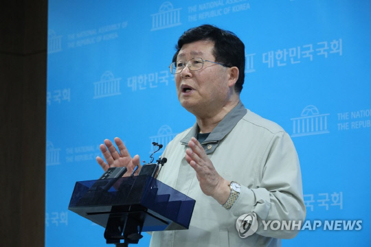 설훈 더불어민주당 의원이 24일 오후 국회 소통관에서 '이정근 녹취록' 관련 허위사실 유포 대응 관련 긴급 기자회견을 하고 있다.<연합뉴스>